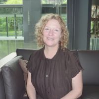 On the move: Beth Reiber, who has written the “Frommer’s Japan” and “Frommer’s Tokyo” guidebooks for more than two decades, speaks at a hotel in Tokyo’s Chiyoda Ward recently. Travel writer gets intimate with Japan