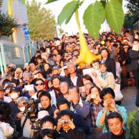 Seeing is believing: The crowd gathered atop Nippori’s Fujimizaka (above) to watch the sun set behind Mount Fuji on Nov. 13, the latest of the twice-yearly Diamond Fuji events held to celebrate that event now invisible to most in Tokyo. Last Tokyo street view of Mount Fuji set to go