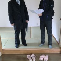 Here’s the deal: A real estate agent (left) shows a condo to a prospective buyer. Checking out the <em>real</em> estate agents