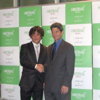 Acting together: Tokyo-based Actor’s Clinic founder Toshi Shioya (left) shakes hands with Tom Oppenheim, the artistic director of Stella Adler’s Studio of Actors in New York, at the Hikobae press conference on Aug. 1. Japan and America share their acting skills