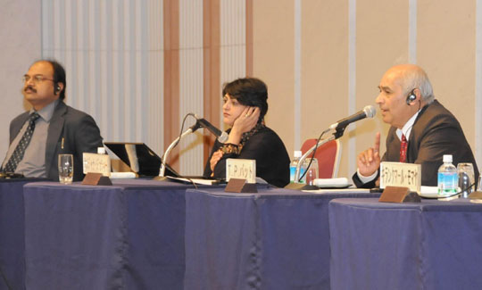 Taranath Parameshwar Bhat (right), a professor at the Institute for Studies in Industrial Development, speaks while other panelists Ram Upendra Das (left) and Sanjana Joshi listen during the Jan. 20 symposium at Keidanren Kaikan in Tokyo. Japan urged to beef up business ties with India