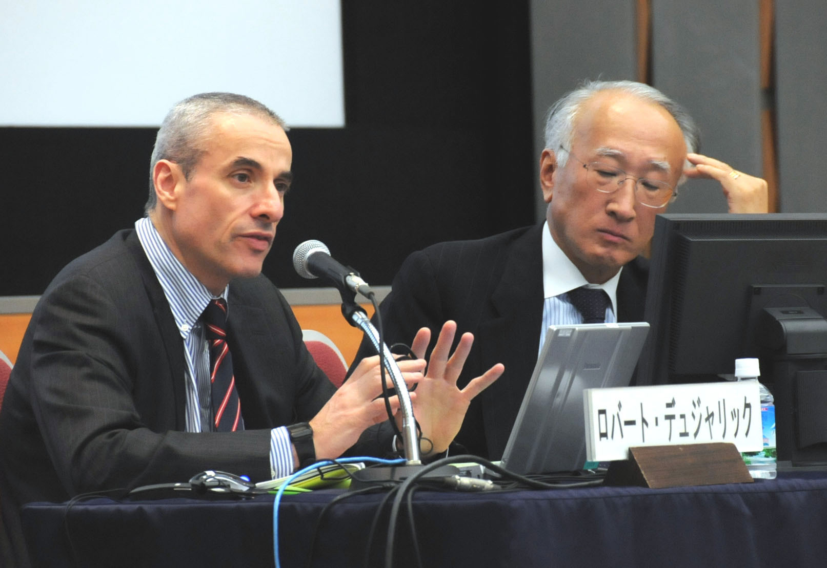 Robert Dujarric (left) from Temple University’s Japan Campus, discusses Japan’s energy diplomacy during an Oct. 30 seminar in Tokyo as his co-panelist Nobuo Tanaka from the Institute of Energy Economics listens. For energy security, Japan urged to diversify sources