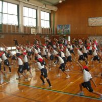 Dance Dance Revolution: Students in Nishinomiya, Hyogo Prefecture, are taught hip-hop by instructors dispatched by the Osaka-based Nippon Street Dance Studio Association during a gym class on Oct. 19. Teachers with two left feet struggling with dance classes