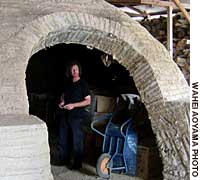 Robert Yellin standing in the entrance of Bizen potter Togaku Mori's 90 meter kiln in Ushimado, Okayama Prefecture (2004) Looking back on 10 years of yakimono