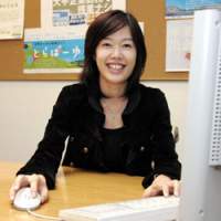 Naoko Tsukamoto, editor in chief of the job-information publication Travail, which recently shifted its classified adverts online while revamping its features-based print magazine. Speaking to The Japan Times in her office in Tokyo’s Ginza district, she made a point of noting that “more and more women are seeking a way to avoid losing their career prospects if they take time out to have children.” Jobs journal reflects social change