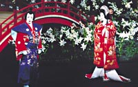 Onoe Kikunosuke as Shuzennosuke talks to Princess Oribue (Nakamura Tokizo) in Yukio Ninagawa’s production of Shakespeare’s “Twelfth Night” Shakespeare as never before