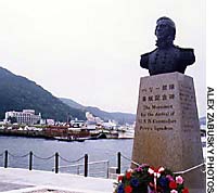 The monument on the quayside at Shimoda (above) commemorating “the Arrival of U.S.N. Commodore Perry’s Squadron” there in 1854; Ryosenji Temple where Perry and shogunal officials negotiated the Shimoda Treaty in 1854. A special weekend in Izu to remember and enjoy