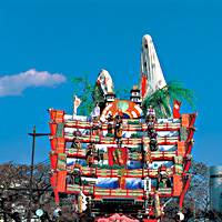 One of the highlights of the Hitachi Furyumono festival from Hitachi City, Ibaraki Prefecture, is a puppet play performed on a huge five layered float. Here's to the mother of all matsuri