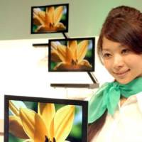 A model shows off Sony Corp.’s organic EL TV XEL-1 during a news conference at its headquarters in Shinagawa Ward, Tokyo, on Monday. Sony hopes organic EL TVs put it back on tech offensive