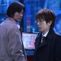 Leery of the new: Veteran detective Reiji Asama (Etsushi Toyokawa, left) pursues police DNA expert-turned-suspect Ryuhei Kagura (Kazunari Ninomiya) in “Purachina Deta (Platinum Data).” © 2013 “Platinum Data” Seisaku Iinkai 'Purachina Deta (Platinum Data)'