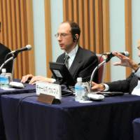 Charles Wolf (right), a professor at Pardee RAND Graduate School, discusses corporate growth strategy in the post-recession global business environment while other panelists Mark Garmaise (center) and Mark Chun listen during the June 11 symposium at Keidanren Kaikan in Tokyo. New mind-sets needed for growth