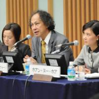 Kavi Chongkittavorn (center) of The Nation daily in Thailand discusses Japan’s relations with Southeast Asia during the Oct. 15 symposium at Keidanren Kaikan in Tokyo while Susan Long (left) of The Straits Times and Hoang Nhu Hoa of Viet Nam News listen. Japan urged to cope with changing landscape in Asia