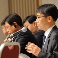 Lee Ji Pyeong from LG Economic Research Institute discusses South Korea’s growth potential as researchers from other South Korean think tanks listen during a symposium held Feb. 22 in Tokyo. South Korea faces Japan-like obstacles to growth