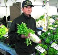 Kaneo Yamamori, who heads a movement against Kamakura’s plans to establish a food waste processing plant in the midst of local farms, boasts a Miura daikon at the public market. Kamakura farmers hit food-waste plan