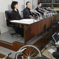 Recognized: Hiroshi Nakajima (center), who became paralyzed when the front wheel came off his Italian-brand bicycle in 2008, faces the media Monday after the Tokyo District Court sided with his damages claim against the bike’s importer. Bicycle importer is ordered to pay ¥189 million to injured rider, insurer
