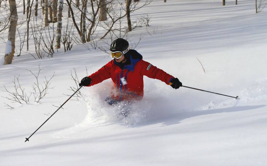 Winter travel destinations in Japan Instructor-guide Tomo Shuhama shows his fine style on an ungroomed and testing slope. | CHRISTOPHER JOHNSON PHOTO