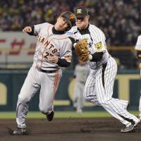 Got you: Hanshin third baseman tags out the Giants’ Kazunari Sanematsu on Thursday at Koshien Stadium. The Tigers won 3-0. Tigers hold Giants scoreless for third consecutive game