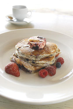 bills Yokohama Bill Granger's new Yokohama special, Berry Berry Pancakes | © Masahiro Okamura