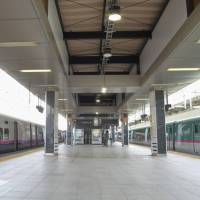 Line halted: A bullet train platform is empty Tuesday morning at Tokyo Station as bomb-disposal experts detonate a wartime dud found just meters from tracks in Kita Ward. Wartime antiaircraft shell detonation halts shinkansen services
