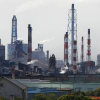 Cutting back: Nippon Steel & Sumitomo Metal Corp.’s mill in Kimitsu, Chiba Prefecture, faces the closure of one of its blast furnaces. Steel makers are stepping up cost cuts amid stalled domestic demand and intensifying global competition. Steel makers up cost-cutting as demand tails off