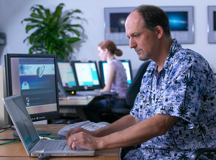 With easy to find, astronomer sets sights on alien spacecraft