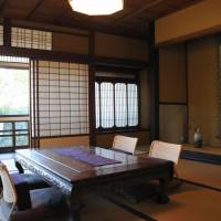 Izumo House’s large tatami room retains the traditional style of the original centuries-old building, which was once a district office for Izumo feudal domain. Renovating business and hope in Onomichi