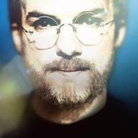 iMovie: Ashton Kutcher plays the troubled Apple boss in new biopic “Jobs,” released in Japan as “Steve Jobs.” The film examines his turbulent rise from gifted young computer visionary to world-beating businessman. The blessing and the curse of being Steve Jobs