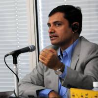 Subhomoy Bhattacharjee (right) of the Indian Express daily discusses the Indian economy during a Sept. 20 symposium in Tokyo, as Kaushik Mitter of Asian Age listens. Potential rises with India's booming middle class