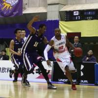 Looking for a spark: Former Iwate Big Bulls forward Carlos Dixon, seen against the Tokyo Cinq Reves last season, has joined the Gunma Crane Thunder, who failed to score 80 or more points in their first 14 games. Struggling Gunma signs two veterans to bolster lineup