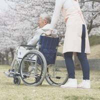Silver crisis: Due to a shortage of caregivers in Japan, more people are having to look after aging parents themselves. A confused future for our baby boomers