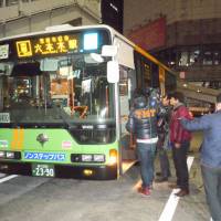 Nightspot shuttle: All-night bus service between Shibuya and Roppongi starts in the early hours of Dec. 21. Shibuya-Roppongi night bus starts