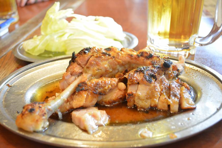 Ikkaku Finger-licking: Tender chicken in garlic oil falls right off the bone at Ikkaku, an import from Takamatsu, Kagawa Prefecture. | JJ O'DONOGHUE
