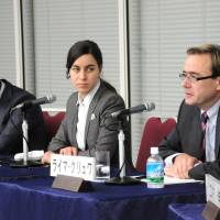 German view: Reymer Kluver (right) answers an audience question as Sascha Quaiser (left) and Dana Heide look on at a Keizai Koho Center symposium in Tokyo on Dec. 2. Germany's role in EU divides bloc