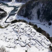 The Yamanashi Prefectural Government is requesting help from the Ground Self-Defense Force in rescuing residents in the town of Hayakawa, where houses like these were isolated by heavy snow on Monday. Thousands still cut off by snowfall