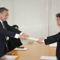 A Toshiba Corp. labor union representative hands a letter containing its demands for this year's shunto spring labor offensive to Toshiba Director Fumiaki Ushio last week. Unions set to get forceful in pay demands