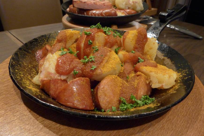 Linde Wurst über alles: The popular Berlin street dish currywurst is available at German-style pubs such as Kaiserhof and as takeout at König. | REBECCA MILNER