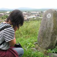 A high school student prays at the grave of a Japanese resident of Etorofu, off Hokkaido, during a rare visit to the Russian-held island in 2007. Crimea crisis stirs dispute over Russian-held islands off Hokkaido