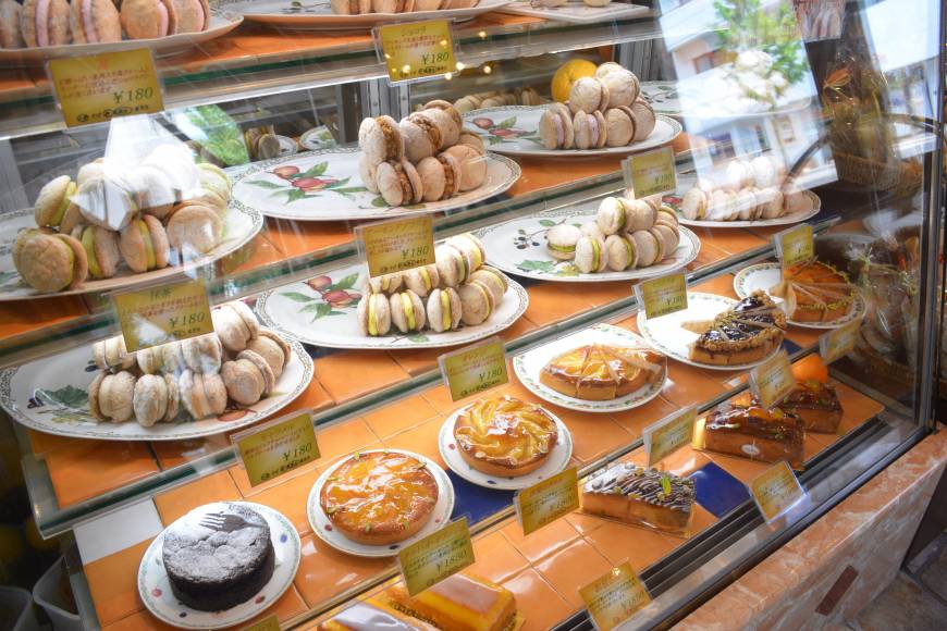 Cafe Salon Sugar trail: Kyoto's Kitayama district is heaven for the sweet of tooth. A selection of dacquoise and cakes at ClienTele. | J.J. O'DONOGHUE