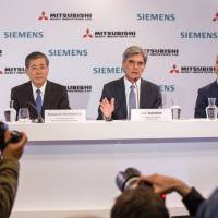 Joe Kaeser, CEO of Siemens AG (center), Shunichi Miyanaga, CEO of Mitsubishi Heavy Industries Ltd. (left) and Frederick Jeske-Schonhoven, secretary-general of Siemens AG France, announce a joint bid for Alstom SA, in Paris on June 17. Failed Alstom bid rocks MHI's global strategy