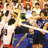 Timing is everything: Argentina’s Federico Pereyra, who had a match-high 19 points, spikes the ball against Japan in Sunday’s FIVB World League Pool D action in Komaki, Aichi Prefecture. Argentina defeated Japan 25-21, 25-19, 23-25, 25-17. FIVB Argentina spikers triumph against Japan for second straight day