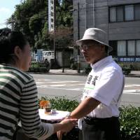 Residents of Omuta, Fukuoka Prefecture, participate in an annual training program related to dementia in which they practice how to approach confused people who are found wandering in the city, in September 2013. Assistance for vulnerable elderly on the rise