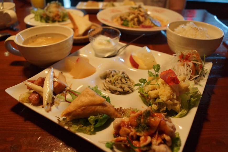 VegeVege Value plate: The VegeVege Lunch includes nine popular mini-dishes. | ADAM MILLER
