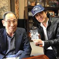 Kaname Harada, a former “zerosen” fighter pilot during the war, is seen with film director Zero Mori in Nagono in this undated photo. CHUNICHI SHIMBUN Zero fighter pilot to offer 'food for thought' in upcoming documentary