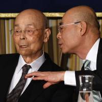 Master sushi chef Jiro Ono (left), owner of the famous sushi restaurant Sukiyabashi Jiro, listens to his son, Yoshikazu Ono, at a press conference held Tuesday at the Foreign Correspondents’ Club Japan in Tokyo. Master sushi chef Jiro warns of raw deal from overfishing