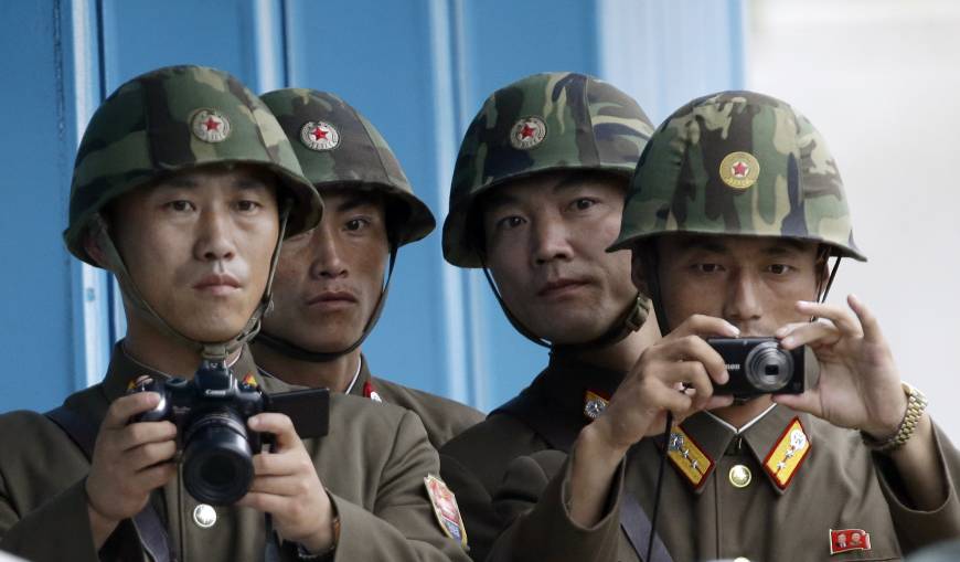 South Korea soldiers fire warning shots at North Korea troops on border