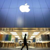 A federal jury has ordered Apple to pay nearly $533 million after it ruled that the company's iTunes music store uses software that infringes on patents held by a Texas company. Federal jury in Texas orders Apple to pay $532.9 million in patent dispute