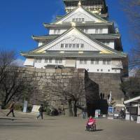 Osaka Castle now serves as a museum housing artefacts. Kansai proves no barrier to travel