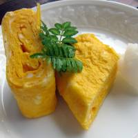 Yellow clouds: Homemade tamagoyaki with daikon.
The holy trinity of the '60s: sumo, baseball and tamagoyaki