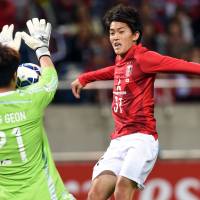 Last line of defense: Suwon Bluewings goalkeeper No Dong-geon catches the ball in front of Urawa Reds midfielder Toshiyuki Takagi during an Asian Champions League Group G match on Tuesday night in Saitama. Reds lost 2-1. Reds fall to Suwon as knockout phase aspirations vanish