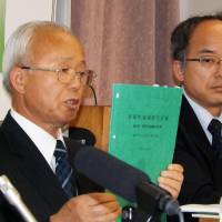 Katsutaka Idogawa (left), former mayor of Futaba in Fukushima Prefecture, speaks at a news conference in Tokyo on Wednesday after filing a lawsuit against the central government and Tokyo Electric Power Co. Ex-Futaba mayor sues state, Tepco over Fukushima nuclear disaster